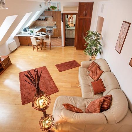 Beautiful Apartment With Ac Budapest Eksteriør bilde