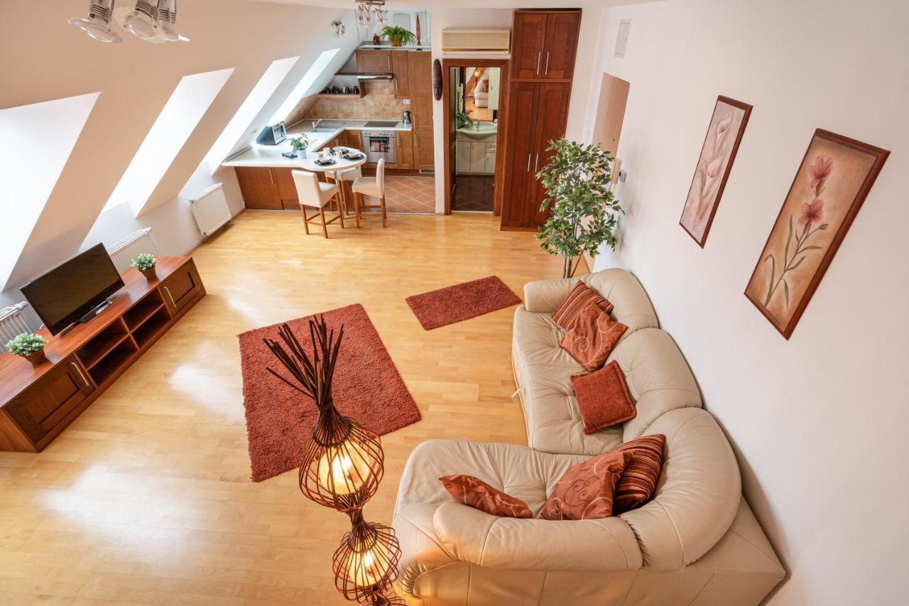 Beautiful Apartment With Ac Budapest Eksteriør bilde