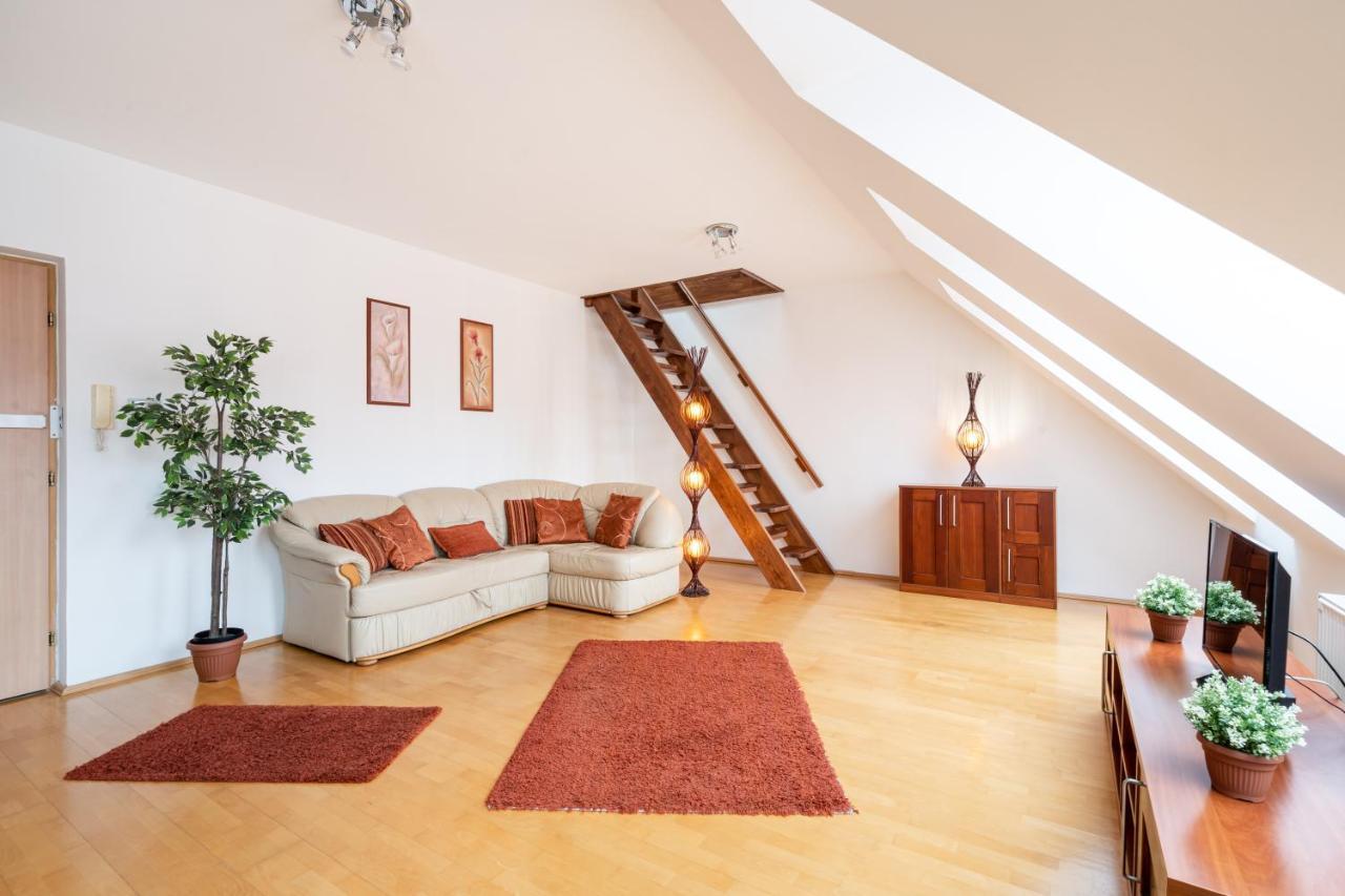 Beautiful Apartment With Ac Budapest Eksteriør bilde