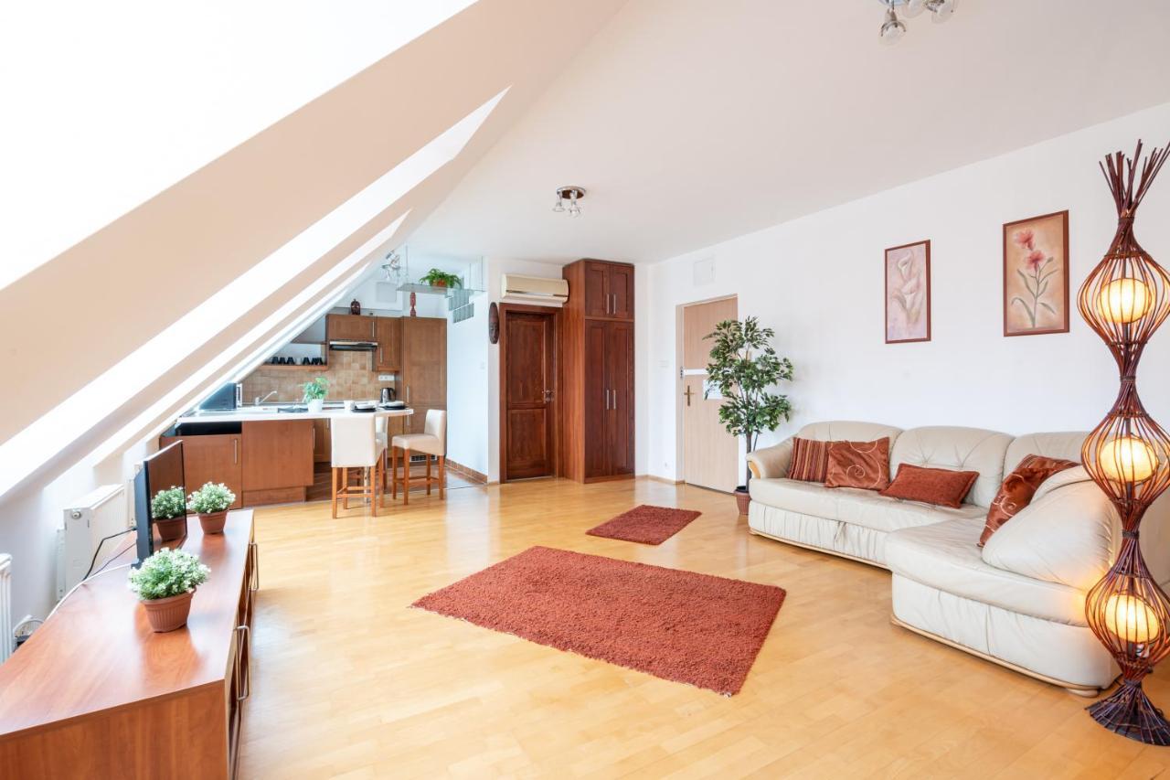 Beautiful Apartment With Ac Budapest Eksteriør bilde